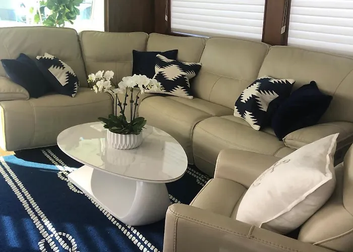 Luxury Afloat Yacht Paradise 3 Bedrooms 3Bath 5 Beds With Full Marina View